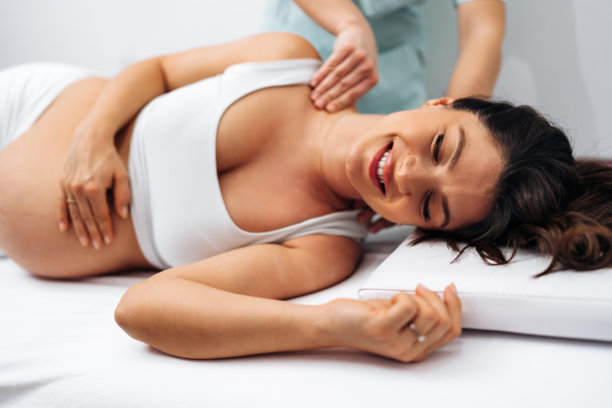 孕妇在享受放松按摩图片下载