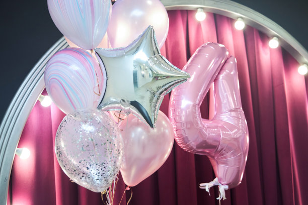 为四岁女孩准备的照片区或儿童派对装饰。独角兽形状的气球。图片下载