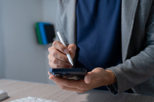 商人用智能手机和触控笔的特写手部照片图片下载