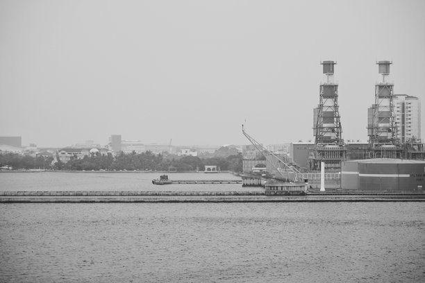 黑白照片展示了美丽的户外海港风景。图片下载