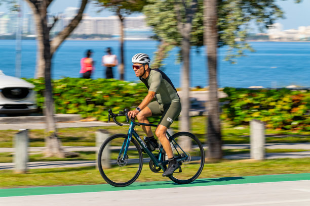 长时间曝光的股票照片：在迈阿密基比斯坎骑公路自行车的男子图片下载