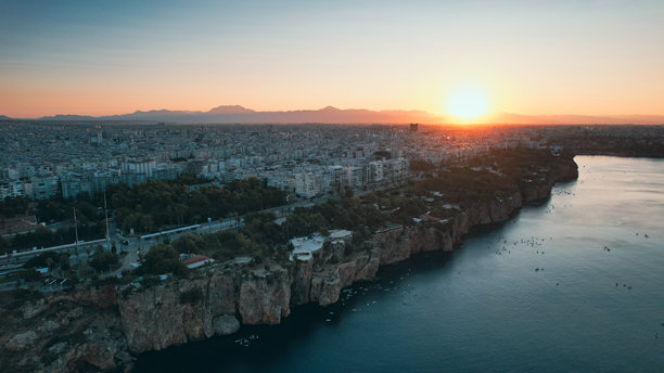 安塔利亚孔亚尔提悬崖的日落鸟瞰图库存照片图片下载