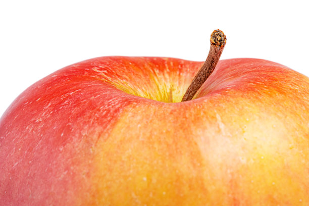 红色和黄色苹果部分的特写照片，背景为白色。图片下载