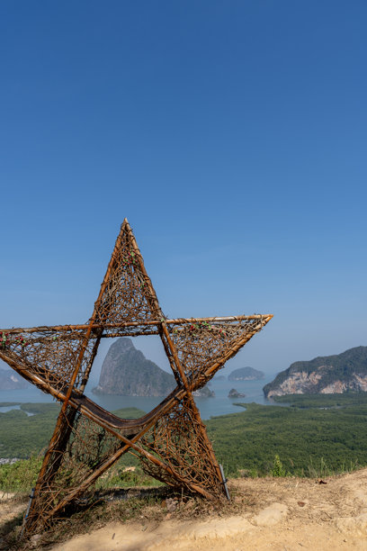 萨美南希观景台，泰国普吉府，安达曼海湾的岛屿，红树林。竖版图片图片下载
