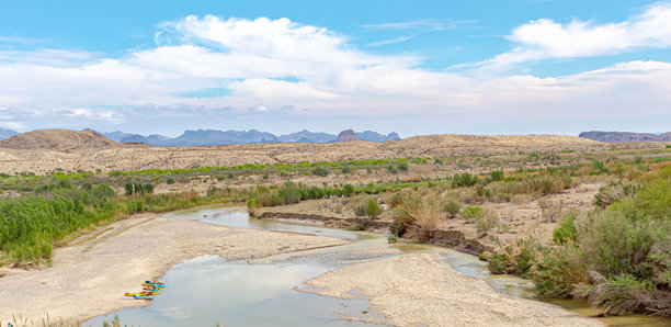 德克萨斯州大弯国家公园的沙漠中蓝色的池塘和泥土。照片拍摄于晴朗的蓝天日。图片下载