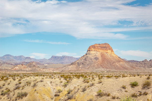 德克萨斯州大弯国家公园的山脉和沙漠草地景观。照片拍摄于晴朗的蓝天。图片下载