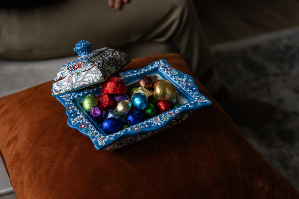 传统奥斯曼美食甜点中的拉马丹开斋节糖果和巧克力，家庭庆祝开斋节的照片，伊斯坦布尔Üsküdar，土耳其图片下载