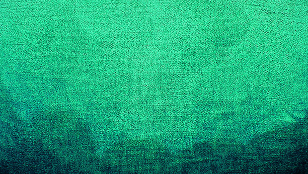 特写照片展示了深绿色天鹅绒面料丰富而生动的质感，带有微妙的渐变效果。图片下载