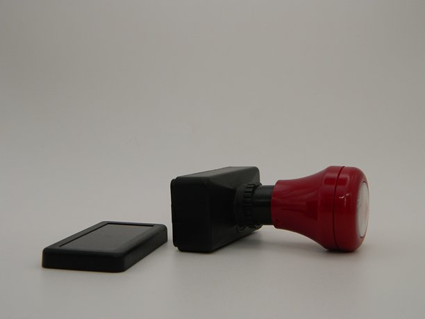 红色头印章在白色背景上的原始照片。用于法律文件。图片下载