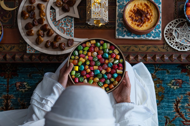 传统奥斯曼美食甜点中的拉马丹开斋节糖果和巧克力，家庭庆祝开斋节的照片，土耳其伊斯坦布尔的Üsküdar图片下载