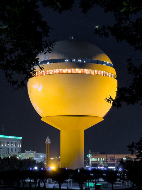 沙特阿拉伯布赖达的布赖达水塔夜景照片图片下载