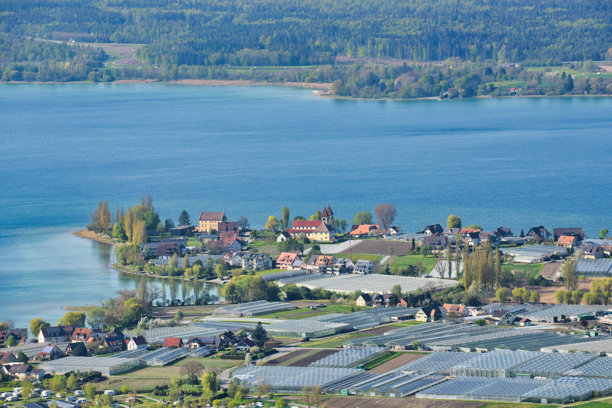 莱肯瑙岛的航空照片，尼德策尔地区，圣彼得与圣保罗教堂及农业景观图片下载