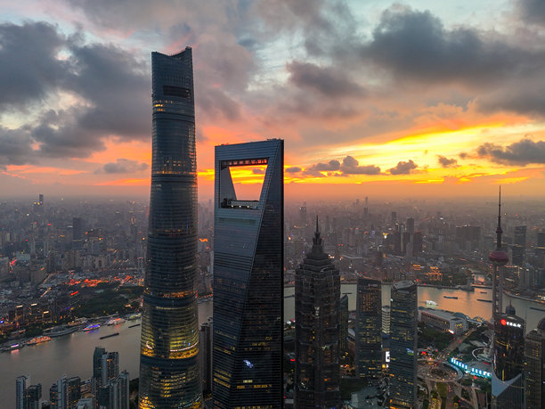 上海浦东新区陆家嘴的日落航拍照片图片下载