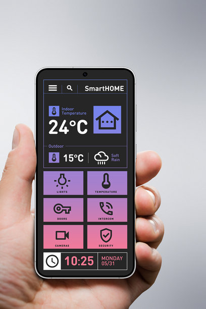 手握安卓手机，显示智能家居应用界面图片下载