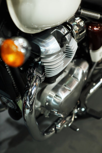 摩托车发动机的照片，配有闪亮的部件。图片下载