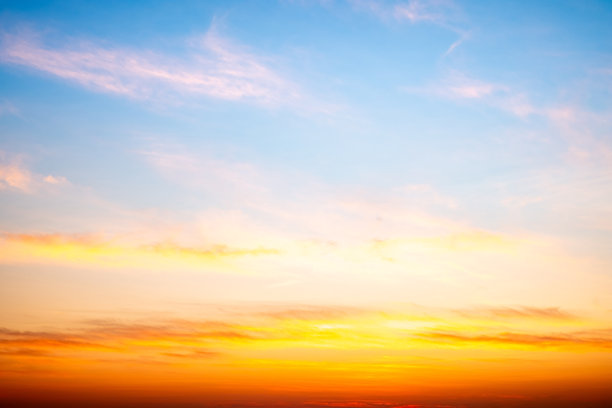 美丽奢华的柔和渐变橙金色云彩和阳光映衬在蓝天上，完美适合作为背景，拍摄于黄昏时分，清晨，超大尺寸，高分辨率风景照片图片下载