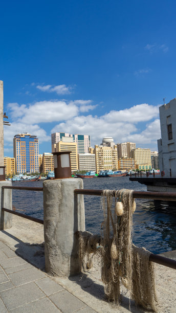 迪拜阿法希迪社区的迪拜溪岸边的渔网。竖版图片图片下载