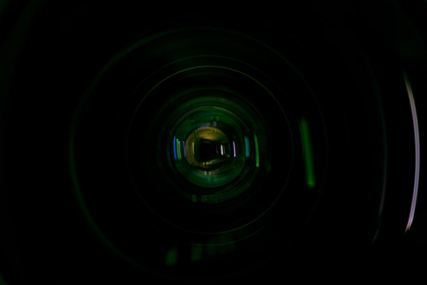 微距相机镜头，摄影镜头极近拍摄，黑色背景下光线反射的照片或视频相机镜头特写。图片下载