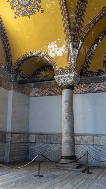 圣索非亚大清真寺内部的大理石柱和天花板部分画作，曾是位于土耳其伊斯坦布尔的教堂。拜占庭艺术。竖版图片图片下载