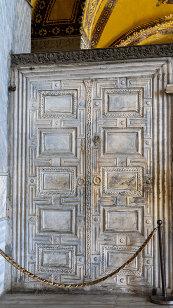 土耳其伊斯坦布尔的圣索非亚大清真寺内部的大理石门，曾是教堂。竖版图片图片下载