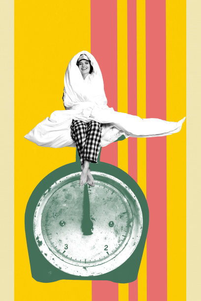 时尚的垂直照片拼贴，展示了一位快乐的睡眠女孩，裹着毯子，赤脚穿着睡衣，戴着面具，坐在古老的秤上，承受着沉重的重量。图片下载