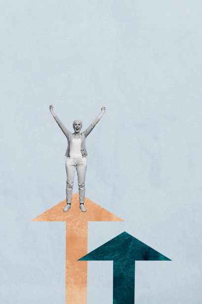 创意竖版艺术照片拼贴，展示快乐的女商人站在箭头上，象征职业发展、成长机会、成功与成就。图片下载