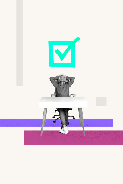 艺术图像，垂直照片拼贴，快乐的老年女商人在工作场所坐着，表示批准的符号，勾选待办事项，投票概念。图片下载