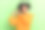 穿着橙色毛衣的甜美千禧一代卷发女士在绿色背景前做出心形手势的照片图片下载