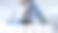 穿着实验室外套、戴着白色防护手套和眼镜的女科学家正在现代实验室中使用显微镜，肖像视图。低调照明照片。科学与医学图片下载