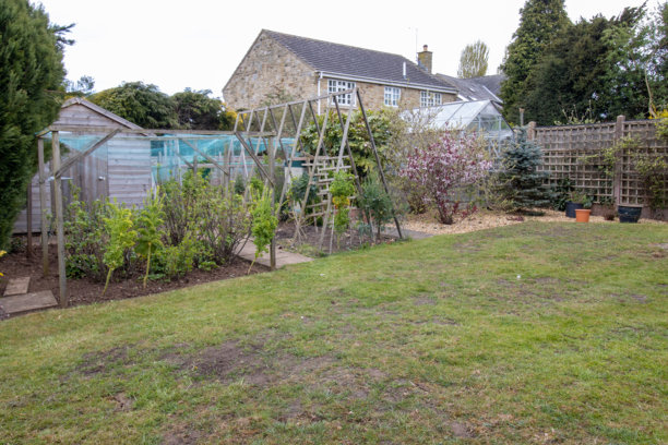 典型英国花园的照片，展示了在英国花园中种植的自家水果和蔬菜。图片下载