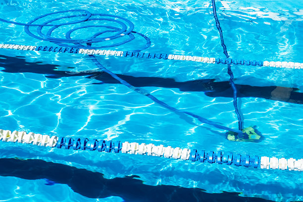 游泳池清洁。高质量照片。图片下载