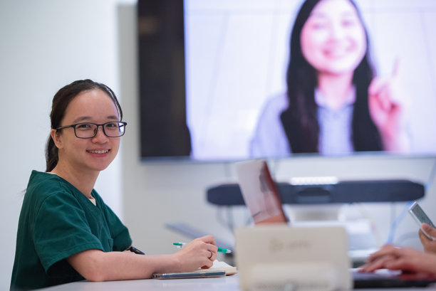 医疗员工现场会议对话的库存照片图片下载