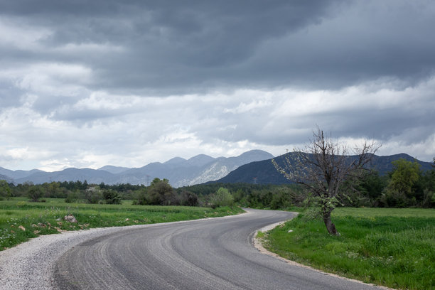 春天的乡村单车道公路照片图片下载