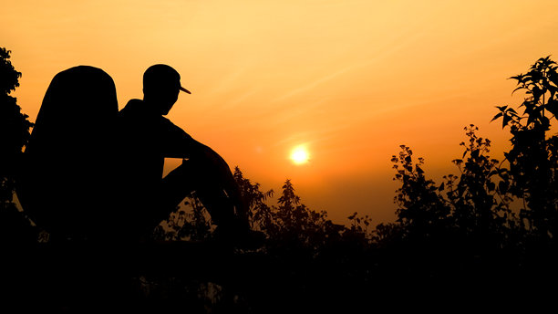 男性登山者的剪影照片。图片下载