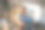 怀旧的男人在家办公，凝视着相框中的照片。图片下载