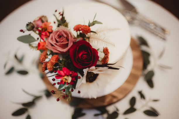 从上方照片中可以看到的分层婚礼蛋糕与玫瑰花图片下载