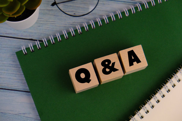 问答概念。木块上的问答字母。问题和答案。高质量照片，背景为绿色。图片下载