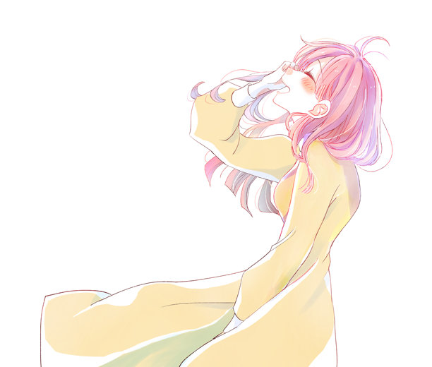 一位女性仰望天空，笑着被风吹拂。图片下载