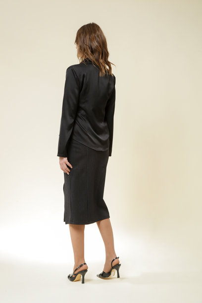 一系列女性模特穿着全黑造型的工作室照片，搭配中长裙和丝绸衬衫。图片下载