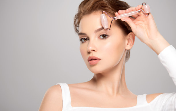 年轻白人女性美丽的面庞，皮肤健康完美，背景纯色。漂亮的模特关注面部护理。美容护理概念。护肤概念。图片下载