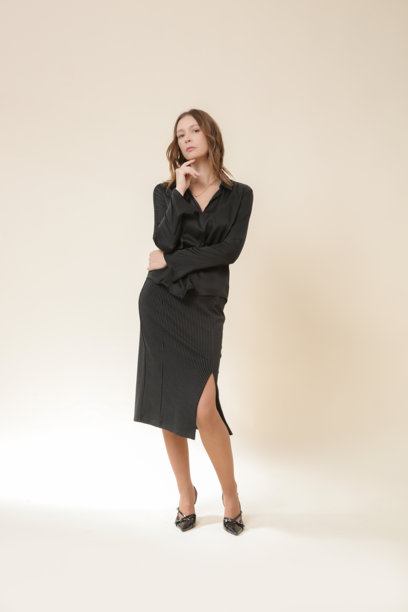 一系列女性模特穿着全黑造型的工作室照片，搭配中长裙和丝绸衬衫。图片下载