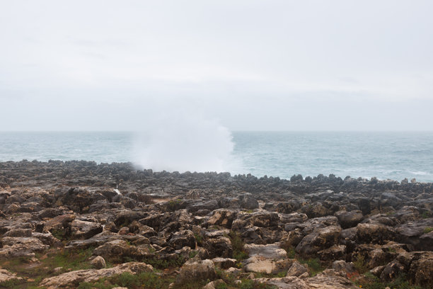 在卡斯凯什，海浪拍打着岩石悬崖。库存照片图片下载