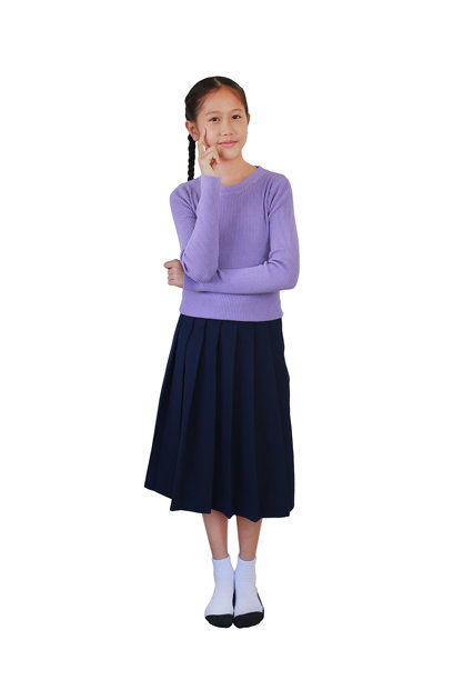 站在白色摄影棚背景下的亚洲女孩，摆出思考的姿势，完整身影照片，带有抠图路径。图片下载