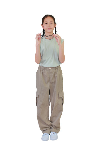 10岁亚洲女孩手持眼镜，准备佩戴，背景为白色摄影棚，全身照片。图片下载