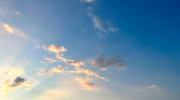 蓝天与柔和的白色和粉色云朵，适合用于横幅和海报的优质照片背景。外观美丽明亮，充满清新的色调。图片下载