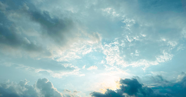 壮观的蓝天，点缀着蓬松的白云，展现了自然的美丽与广阔。适合网站横幅等用途的美丽晴天照片。图片下载