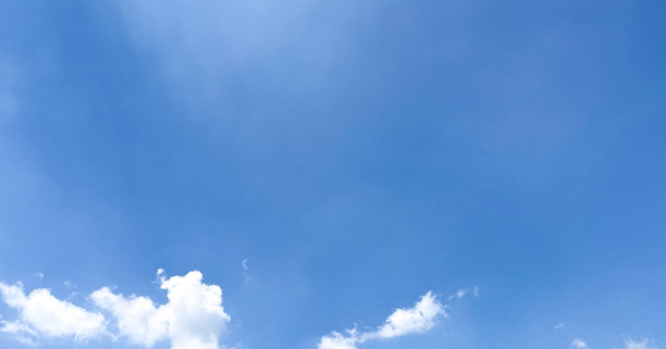 一朵单独的蓬松白云在明亮的蓝天中格外显眼。适合网站横幅等用途的美丽晴朗天空白天照片。图片下载
