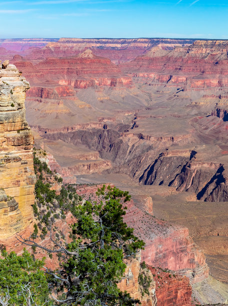 亚利桑那州大峡谷国家公园南缘的红色岩石悬崖景观。照片拍摄于晴朗的天空下。图片下载
