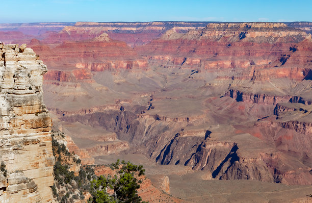 亚利桑那州大峡谷国家公园南缘的红色岩石悬崖景观。照片拍摄于晴朗的天空下。图片下载