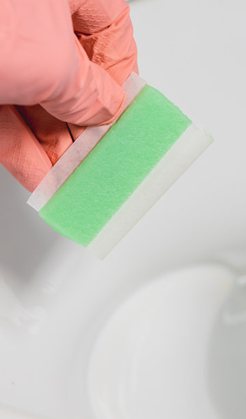 垂直照片，女性在马桶上涂抹洁厕剂条。马桶内有空气清新剂。特写。图片下载